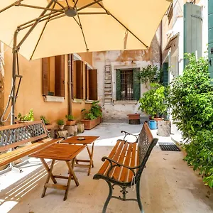 https://queen-house-garden.hotelinveneto.com